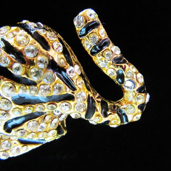 Vintage large rhinestone tiger brooch with black enamel in gold tone setting - Picture 6 of 10